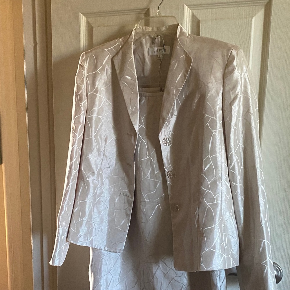 Suit Studio Cream Jacquard Notched Blazer with matching skirt